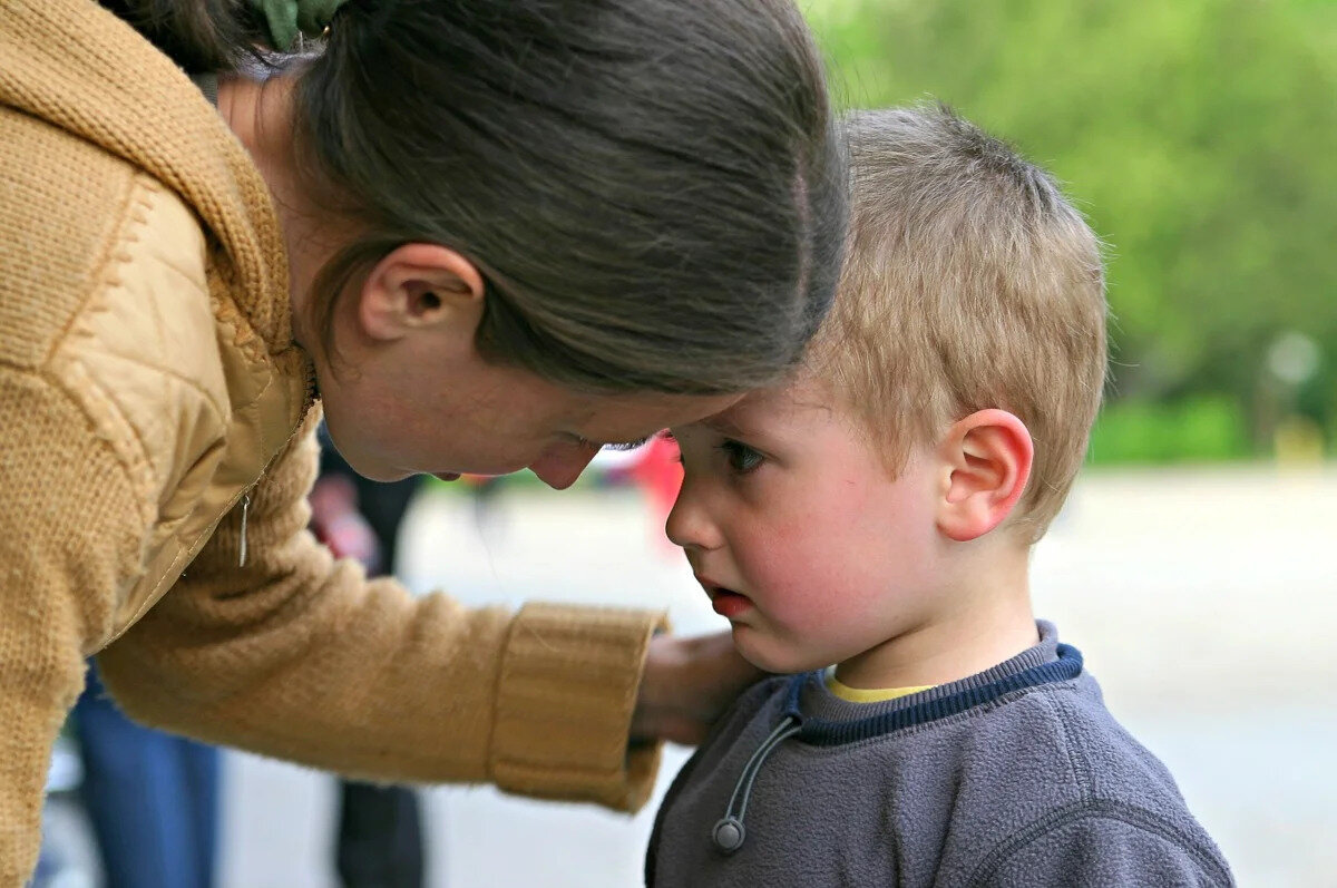 Извинить сын. Мальчик плачет в детском саду. Родители обижают детей. Разлука с родителями. Разговор с ребенком.