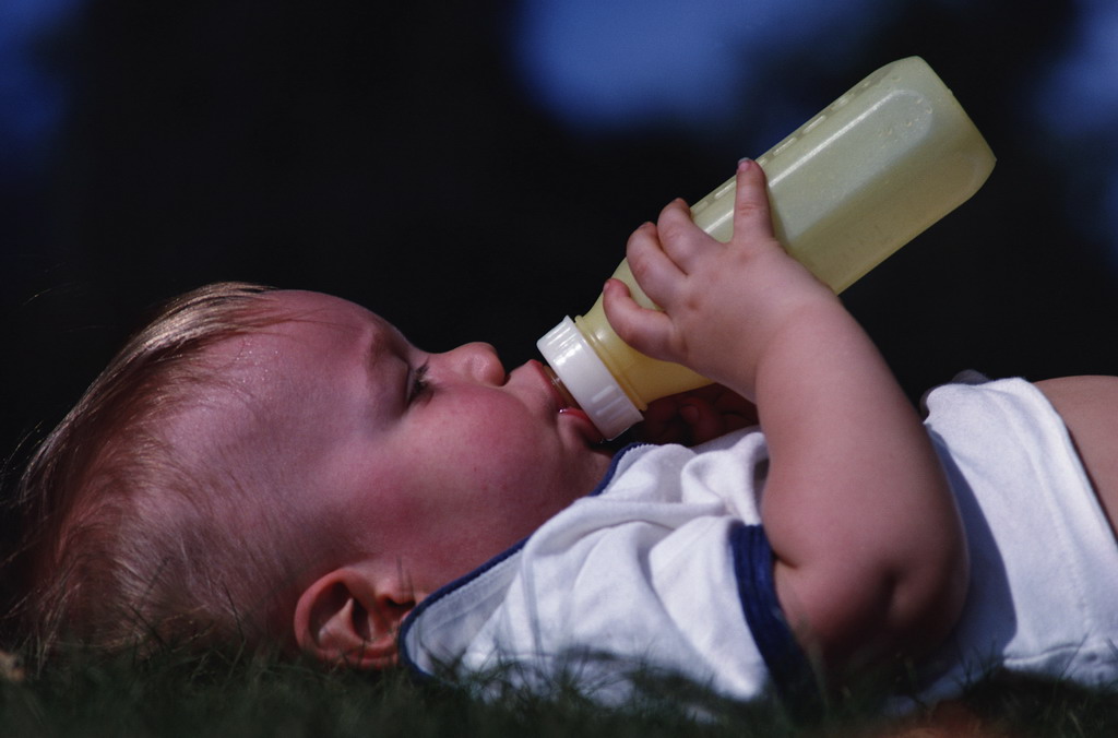 Бутылочка на ночь. Бутылка для детей. Малыш пьет из бутылочки. Ребенок с бутылочкой. Малыш пьет бутылочка.