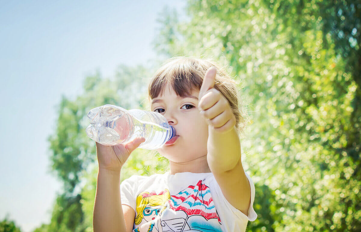 Ребенок пьет. Ребенок пьет воду. Лето дети. Чистая питьевая вода для детей. Дети утверждают что им должны