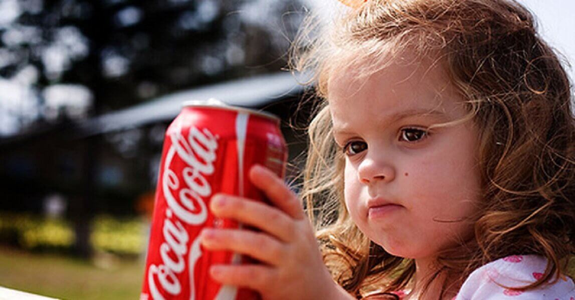 Попей кол. Дети пьют газировку. Дети пьют Кока колу. Кока кола для детей. Дети пьющие газировку.