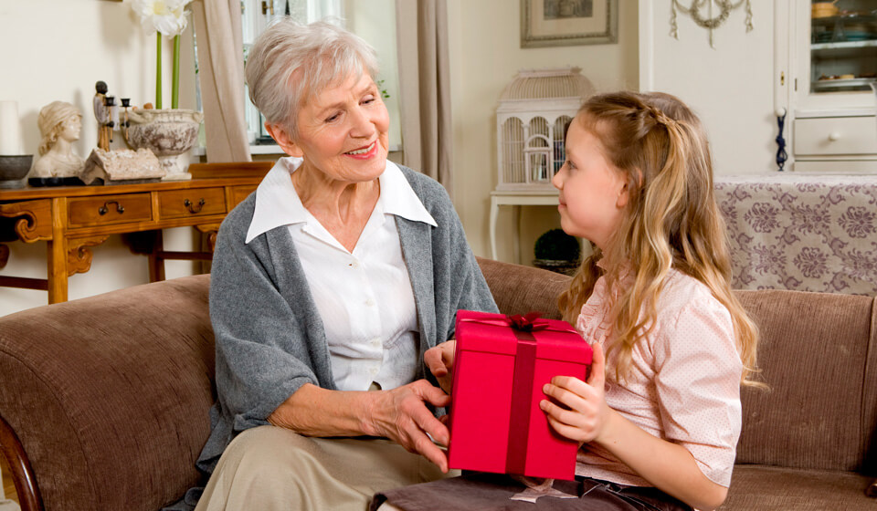 Как отучить бабушку от ненужных подарков внукам