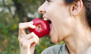 Топ полезных продуктов, чтобы сохранить здоровые зубы: практические советы стоматолога